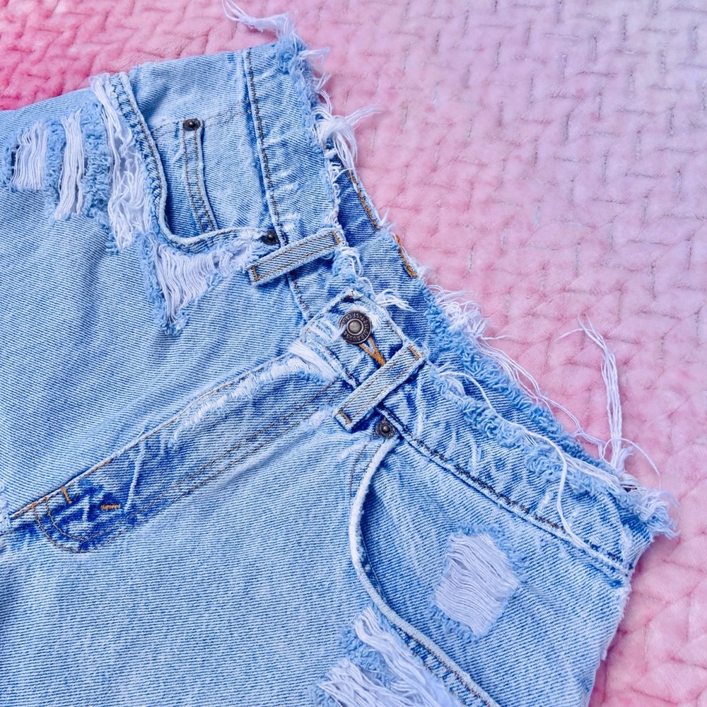 🌺Distressed vintage Levi’s shorts - Picture 4 of 6